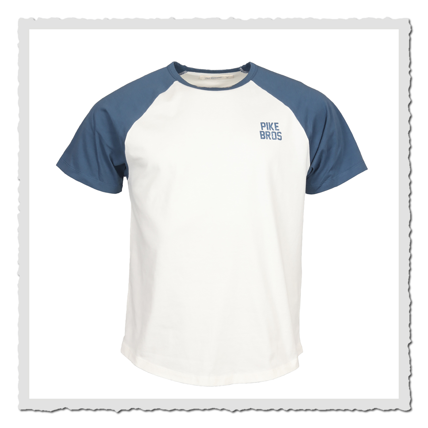 Produktfoto eines weiß-blauen Kurzarmshirts von vorn auf hellgrauem, neutralem Hintergrund.